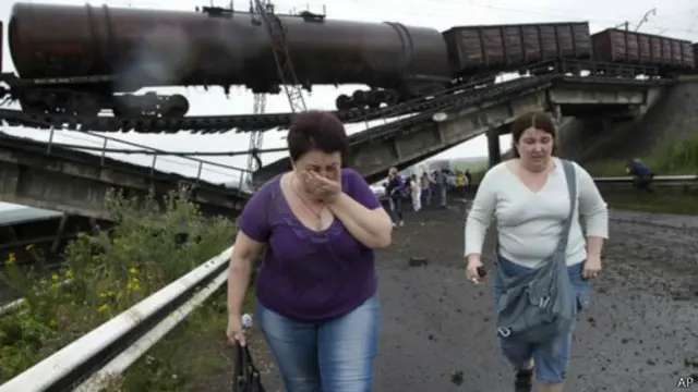 وسائل الإعلام الأوكرانية تتهم الانفصاليين بتهديم الجسور. 