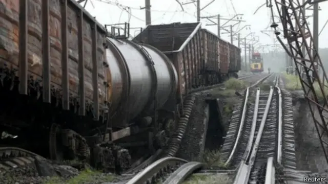 انحراف قطار نقل السلع بعد تفجير خط السكة الحديد. 