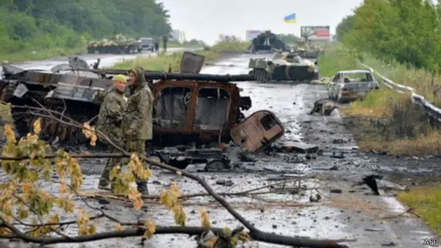 الطرق مقطوعة في مناطق الاشتباكات. 