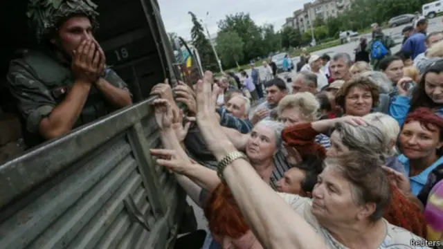 الجيش يوزع الأغذية على السكان.