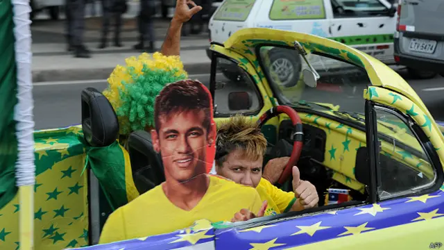 Neymar de cartón en un auto