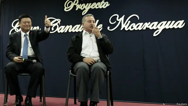 Wang Jing, presidente de HKND, y Telémaco Talavera, miembro de la Comisión del Gran Canal de Nicaragua