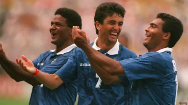 Usai mencetak gol, Romario, Bebeto dan Mazinho merayakannya dengan gaya "menimang bayi".