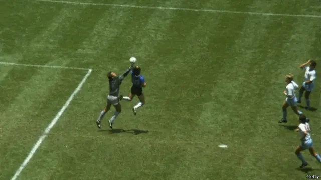 Para jurnalis semula tidak tahu Maradona menggunakan tangan untuk memasukkan bola ke gawang Inggris.