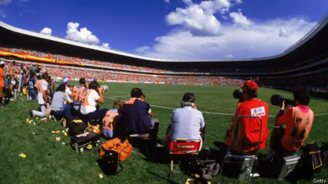 Sejumlah jurnalis foto dari berbagai negara ketika meliput salah-satu laga di Piala Dunia 1986 di Meksiko.