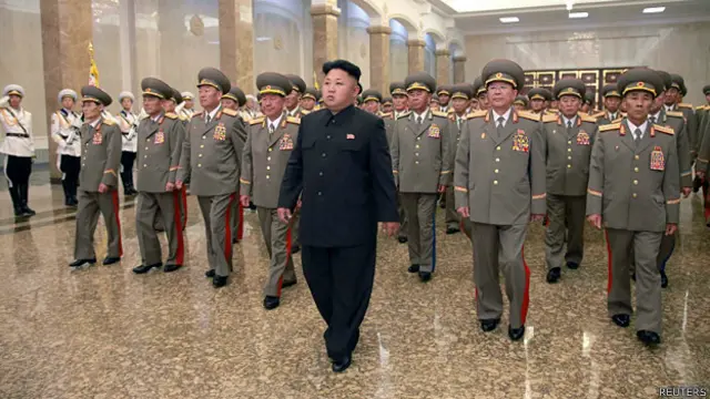 金正恩率领军方干部到平壤锦绣山太阳宫拜谒祖父金日成(8/7/2014)