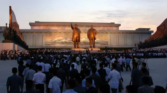 朝鲜首都市民到平壤万寿台向金日成雕像献花（7/7/2014）