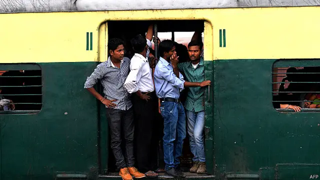 بھارت کی سب سے بڑی ریلوے یونین کا اس رپورٹ کے بارے میں کہنا ہے کہ یہ ریلوے کی نجکاری کرنے کی کوشش ہے