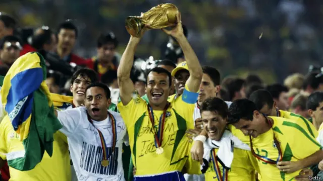 Brasil meraih tropi juara di Piala Dunia 2002 setelah mengalahkan Jerman 2-0.