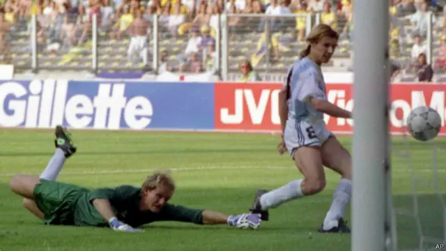 Claudio Caniggia menyudahi ambisi Brasil untuk meraih tropi juara di Piala Dunia 1990.
