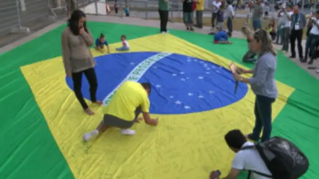 Milhares de pessoas já assinaram o bandeirão do Tião da Bandeira que acompanha a seleção