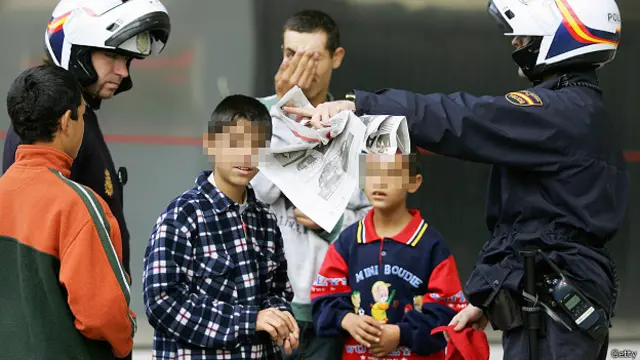 Мадридские полицейские беседуют с румынскими детьми