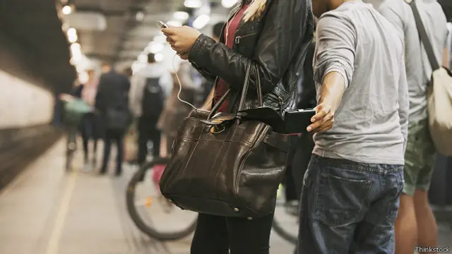 Карманник орудует на станции метро