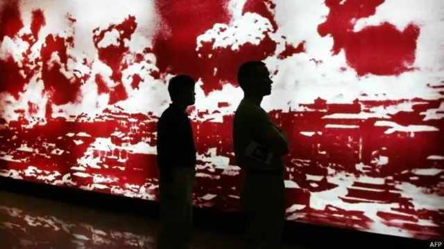 北京中國人民抗日戰爭紀念館內參觀者在重慶大轟炸照片前駐足（資料圖片）