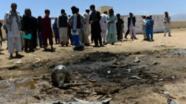 همدا دوه ورځې وړاندې په غزني کې هغه مهال د ښځو او ماشومانو په ګډون اته تنه ولسي وګړي ووژل شول، چې موټر یې سړک غاړې پر ښخ کړای شي مین وربرابر شو.