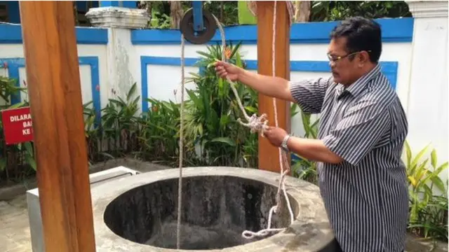 博物館的管理員Gatot Nugroho對我們展示一口石井時說，這就是蘇哈托兒時喝的水