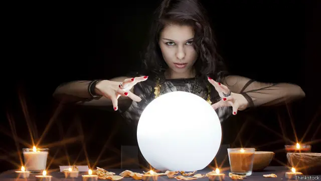 Гадалка с хрустальным шаром