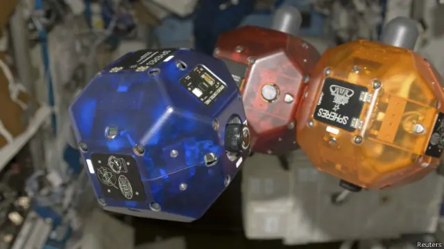 Роботы SPHERES