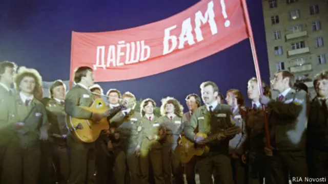 Комсомольский отряд перед отъездом на строительство Байкало-Амурской магистрали