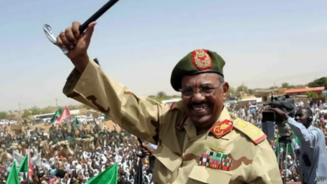 الرئيس السوداني عمر البشير يلوح لمؤيديه