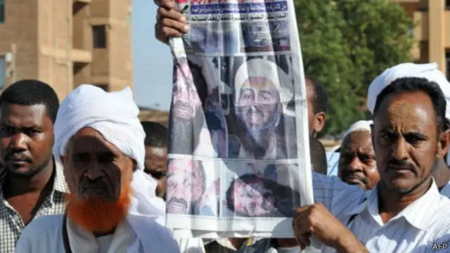 سودانيون يحملون صور أسامة بن لادن