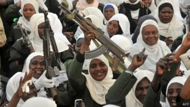 سوادنيات يحملن أسلحة في مظاهرة مؤيدة للبشير