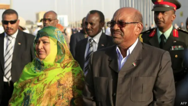 البشير مع زوجته وداد بابكر