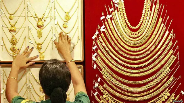 हर साल खानों से लगभग 2700 टन सोना निकाला जाता है