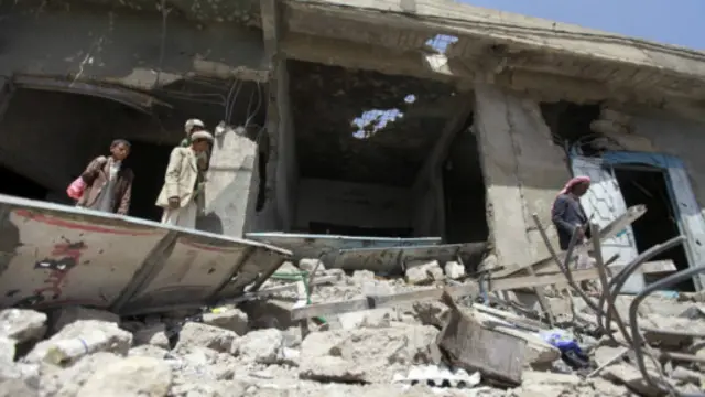 اعتلى مسلحون اسطح المباني وقصفوا منازل قالوا إنها لأشخاص متعاونين مع الجيش