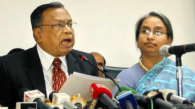 সংবাদ সম্মেলনে পররাষ্ট্রমন্ত্রী এ এইচ মাহমুদ আলী। পাশে রয়েছেন বাংলাদেশের পক্ষে মামলার এজেন্ট সাবেক পররাষ্ট্রমন্ত্রী দীপু মনি। 