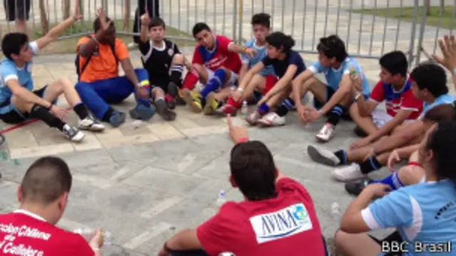 Jogadores chilenos e uruguaios debatem após jogo | Foto: BBC Brasil