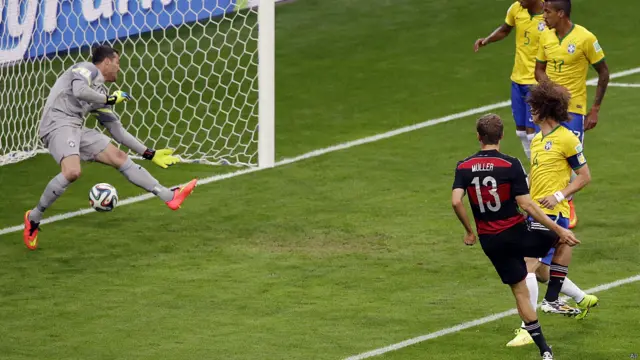 Por el segundo palo y sin marca...así no se defiende frente a Thomas Müller. Bueno, frente a nadie, en realidad.