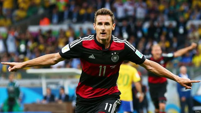 A fase da semifinal da Copa do Mundo teve uma das maiores surpresas do torneio. A Alemanha venceu o Brasil por uma goleada de 7 a 1. Acima, Miroslav Klose, que nesta partida superou Ronaldo e se transformou no maior goleador de todas as Copas. (Foto: Getty)
