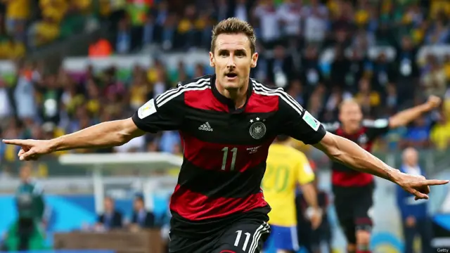 A fase da semifinal da Copa do Mundo teve uma das maiores surpresas do torneio. A Alemanha venceu o Brasil por uma goleada de 7 a 1. Acima, Miroslav Klose, que nesta partida superou Ronaldo e se transformou no maior goleador de todas as Copas. (Foto: Getty)
