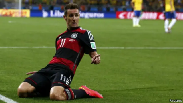 Klose comemora gol contra o Brasil