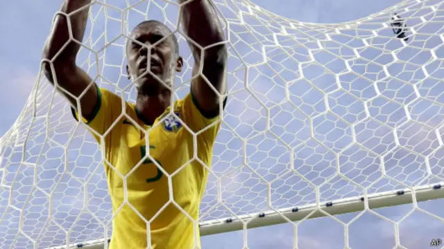 Fernandinho lamenta após gol da Alemanha