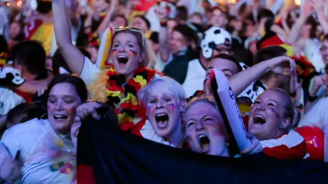 बर्लिन में जर्मन समर्थक ख़ुशियां मनाते हुए