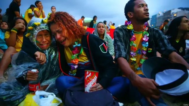 میچ کے اختتام پر کئی برازیلی شائقین اور کھلاڑیوں کی آنکھوں میں آنسو نظر آئے۔ 