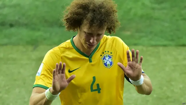 Así dejó el campo David Luiz.