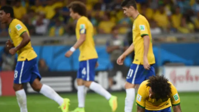 Các cầu thủ Brazil sau hồi còi kết thúc trận thua thảm bại trên sân Mineirao.