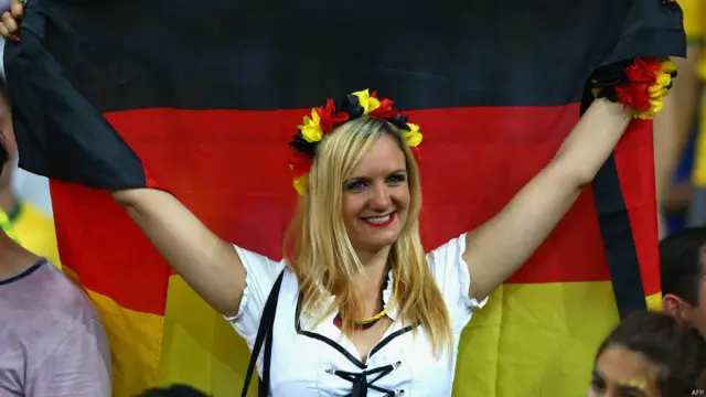 جرمنی کے 36 سالہ میروسلاف کلوزے نے ورلڈ کپ مقابلوں میں سب سے زیادہ 16 گول کرنے کا عالمی ریکارڈ قائم کیا ہے۔ کلوزے کا یہ چوتھا ورلڈ کپ ہے۔