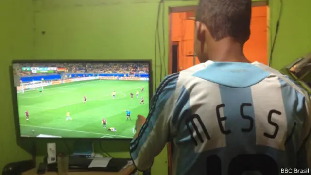 Torcedor brasileiro vestiu a camisa da Argentina durante o jogo