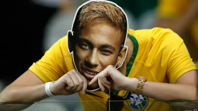 नेमार का मुखौटा लगाए प्रशंसक