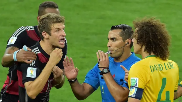 खिलाड़ियों के बीच गर्मागर्मी