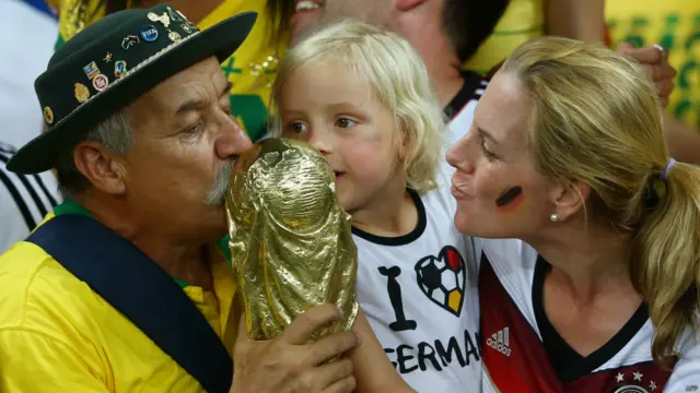 एक ओर जहाँ ब्राज़ील समर्थक ग़मगीन थे, वहीं जर्मन समर्थक ख़ुशी से झूम रहे थे.