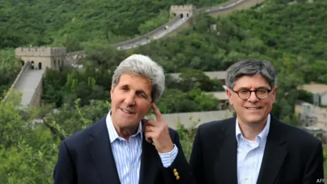美國國務卿克里和財政部長雅各布·盧在長城(08/07/2014)