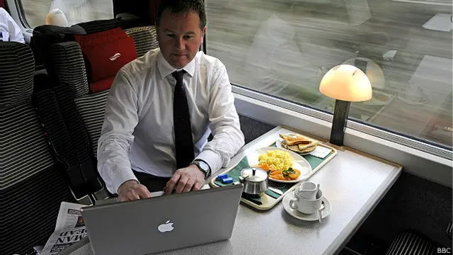 ट्रेन में इंटरनेट का प्रयोग करता एक यात्री