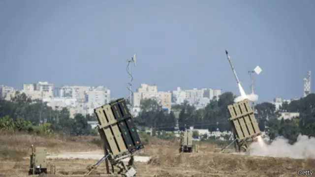 ارتش اسرائیل گفته است شبکه دفاع ضد موشکی مانع از برخورد موشک‌های حماس به تل آویو شد