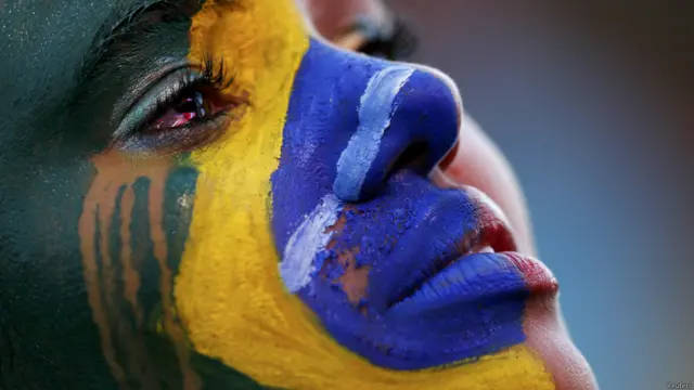 برازیلی ٹیم کے مداح بڑا اہتمام کر کے اپنی ٹیم کی ہمت بندھانے گئے تھے لیکن اپنی ٹیم کے خلاف پے درپے گول ہوتے دیکھ کر وہ سکتے میں آ گئے۔