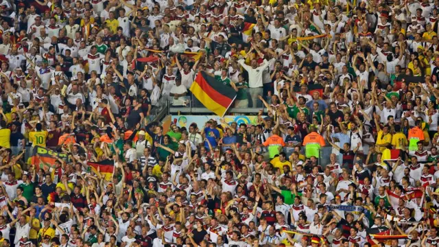 Cổ động viên mang cờ Đức tại sân Mineirao ở Belo Horizonte.